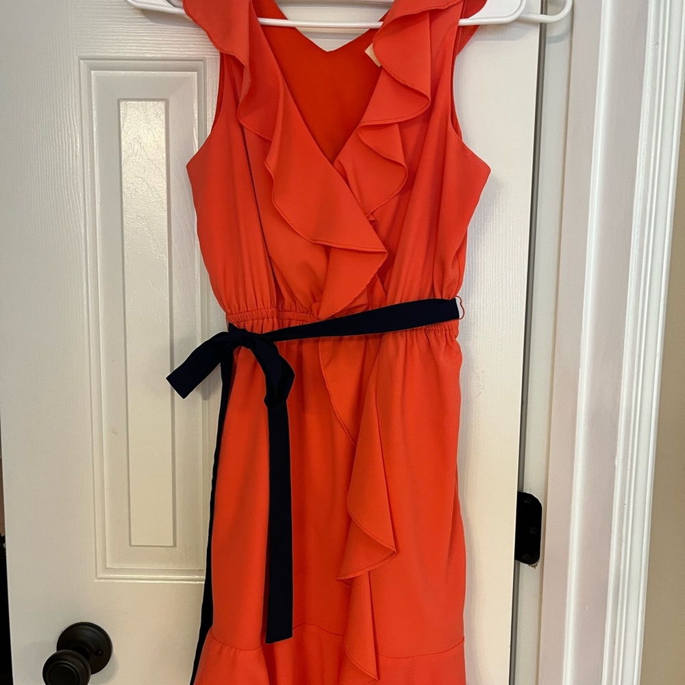 Peach orange dress with a navy ribbon. From the store Francesca.